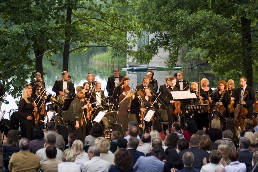 Johano Štrauso melodijos nuvilnijo ežero pakrante
