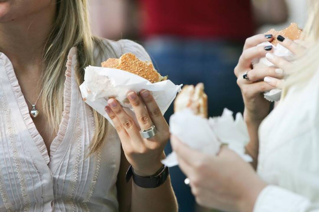 Apklausa: beveik pusė lenkų turi antsvorį
