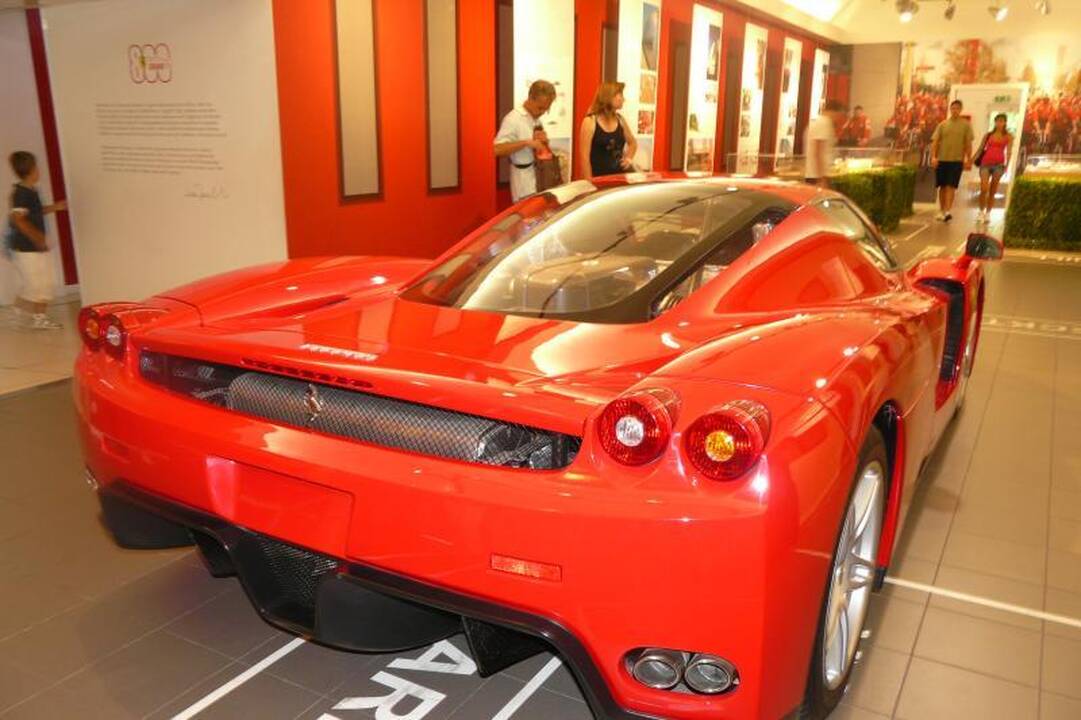 „Ferrari“ nutraukia „Enzo“ superautomobilio gamybą