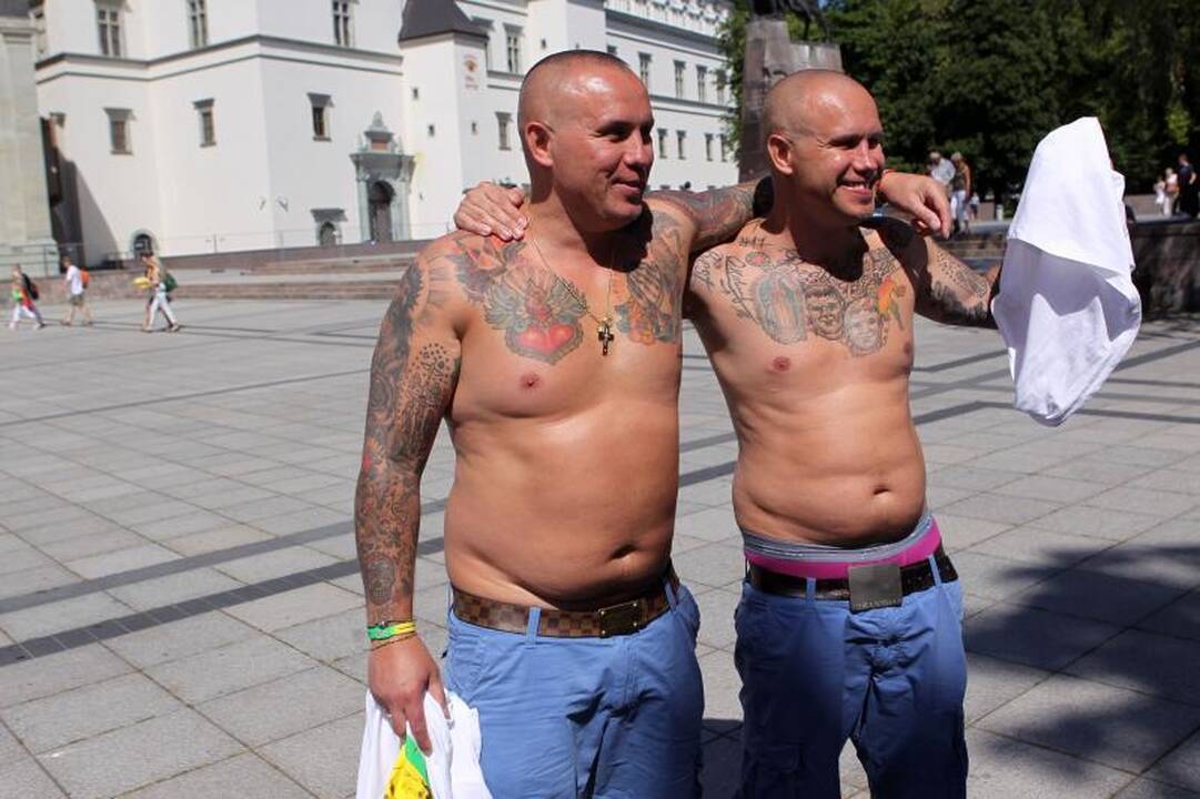 Brolių Lavrinovičių veidai atsidūrė ant sirgalių marškinėlių