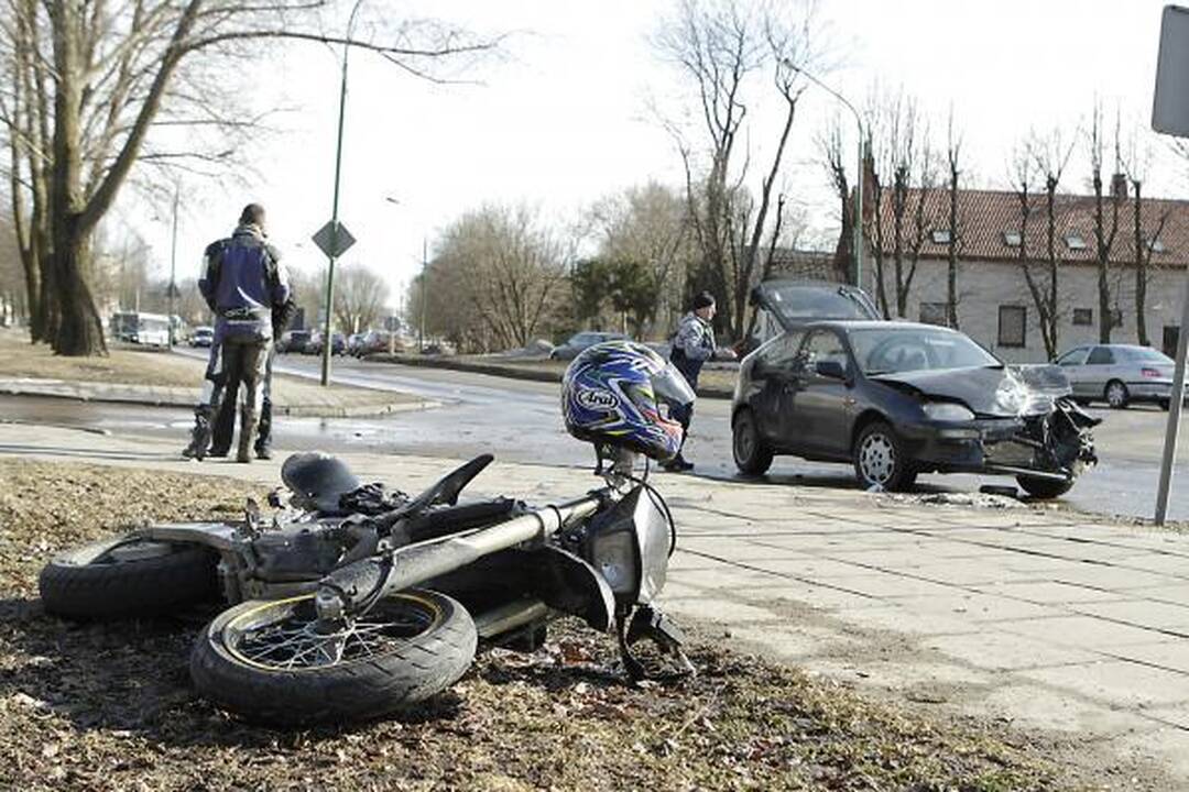 Klaipėdoje automobilis sužalojo motociklininką 