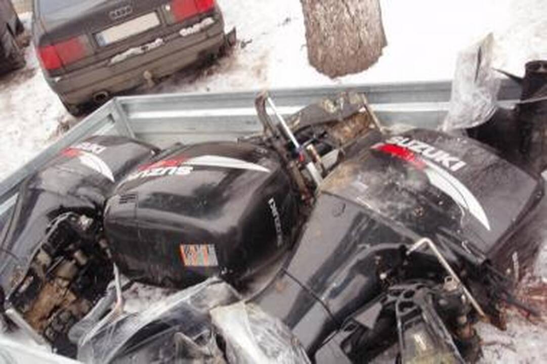Uoste pasieniečiai sulaikė vogtus valčių variklius