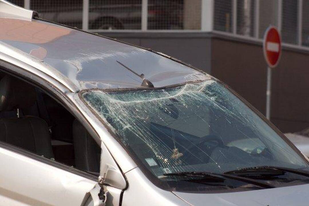 Per dviejų automobilių susidūrimą nukentėjo moteris