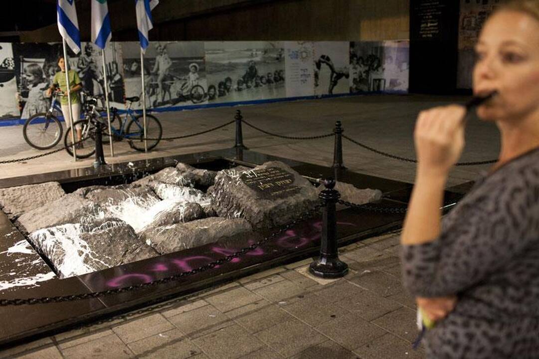 Izraelyje nuniokotas paminklas nužudytam premjerui Y.Rabinui
