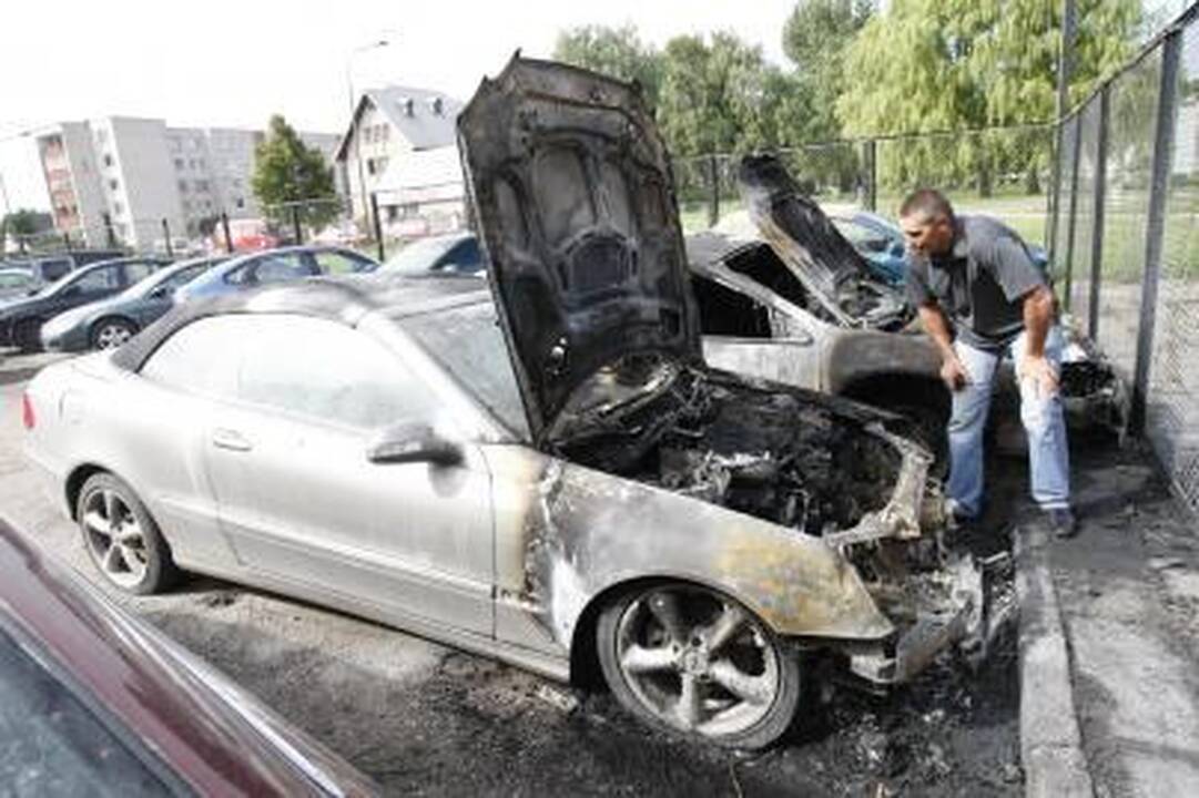 Padegėjai pleškino mašinas