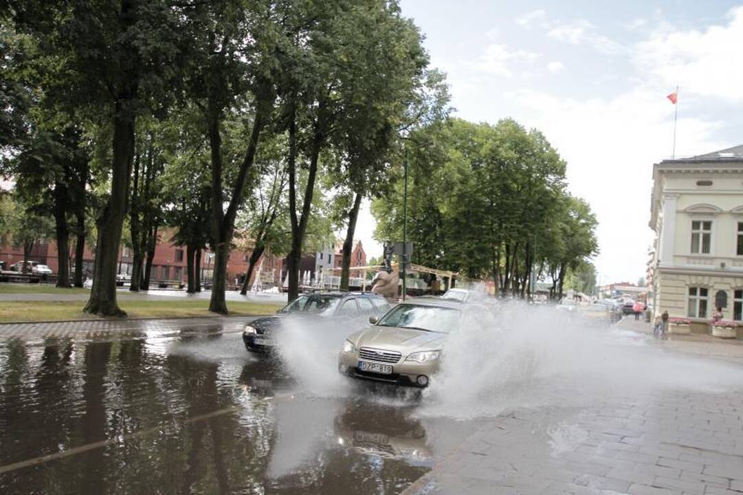 Klaipėdoje po kelias minutes trukusios liūties vėl patvino gatvės