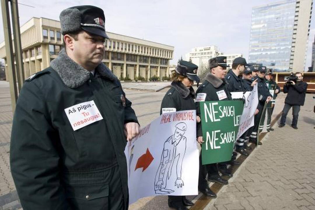 Prie valdžios įstaigų protestuoja pareigūnai (papildyta 15.10 val.)