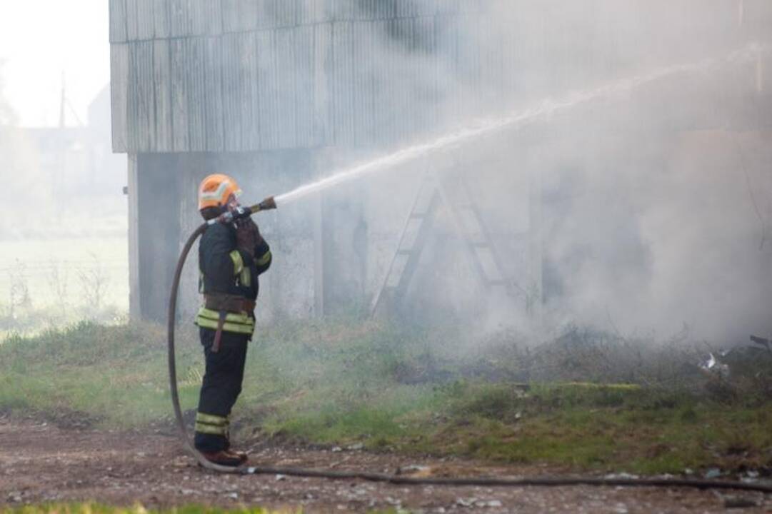 Kauno rajone užsiliepsnojo pastatas su šienu