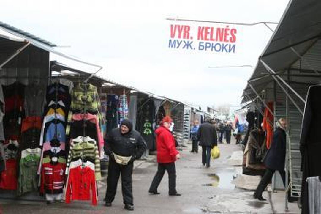 Netikri „naikai“ ir „pumos“ – uostamiesčio turgavietėje