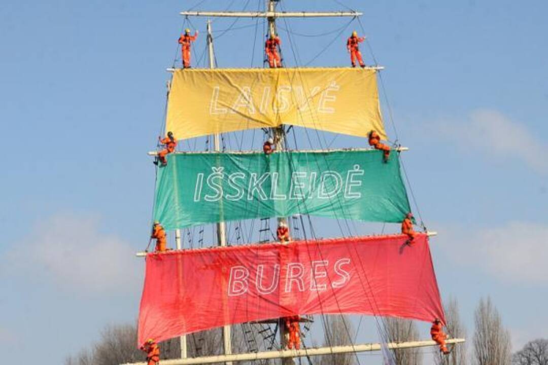 Kovo 11-osios šventė Klaipėdoje - su trispalvėmis burėmis