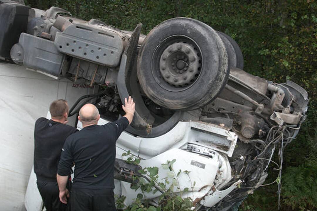 Ratą pametęs ir sunkią avariją sukėlęs vilkiko vairuotojas paspruko