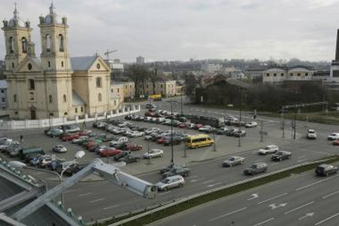 Aikštelė prie „Akropolio“ – tik autobusams ir tikintiesiems? 