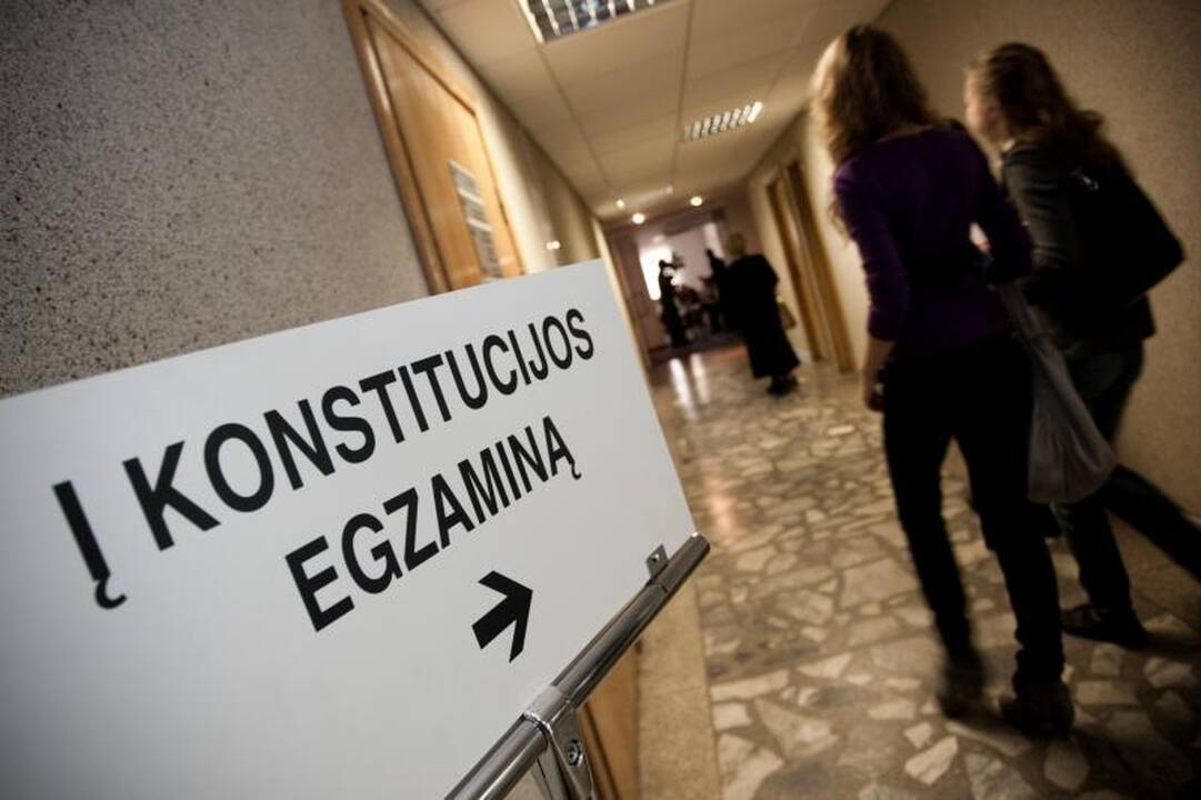Per pietų petrauką - laikyti Konstitucijos egazminą 