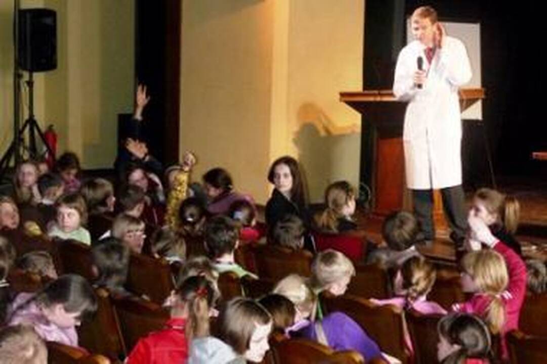 Vaikų universitete – pažintis su chemijos stebuklais