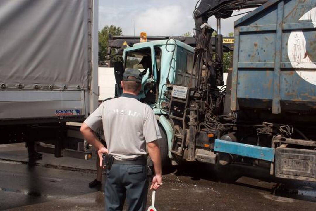Vilniuje susidūrus dviem vilkikams nukentėjo vairuotojas