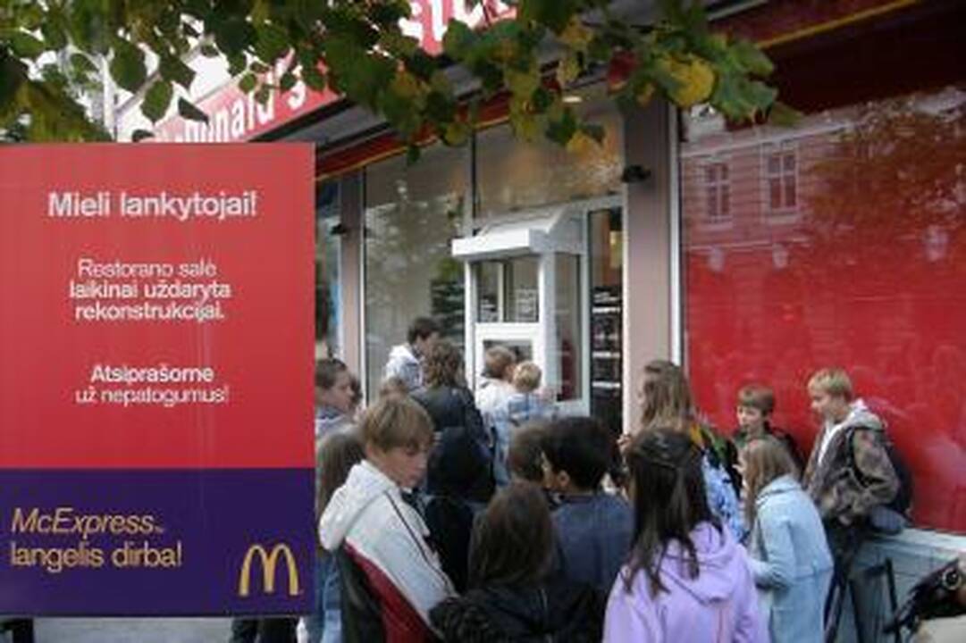 Uždarytos „McDonald‘s“ durys neatbaidė vilniečių nuo greitojo maisto