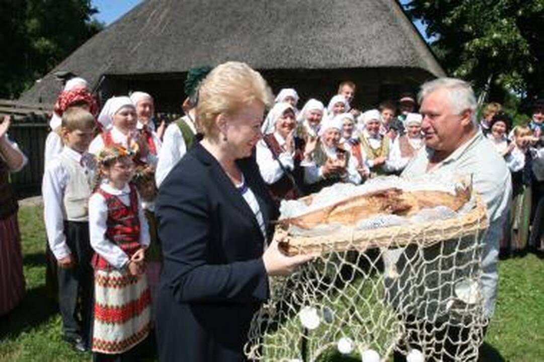 Prezidentė apsipirko žvejo sodyboje