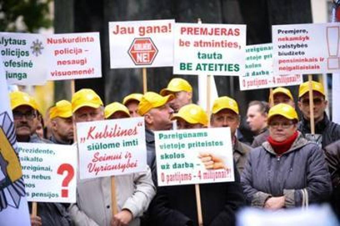 Prie Vyriausybės - pareigūnų protesto akcija