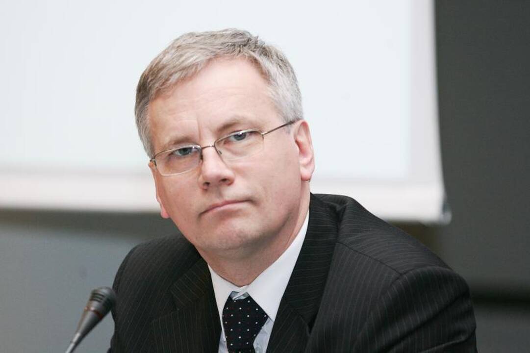 R. Šadžių savi giria, oponentai primena ministravimo klaidas