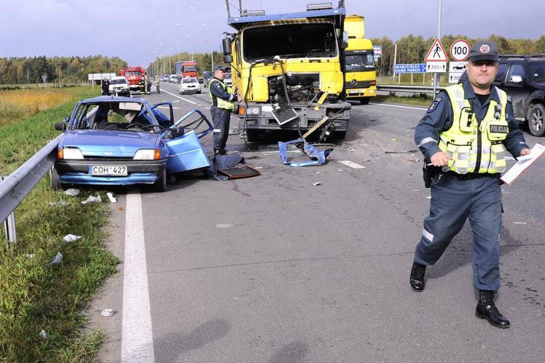 Avarija autostradoje prie Kauno: vilkikas sutraiškė „Fiestą“