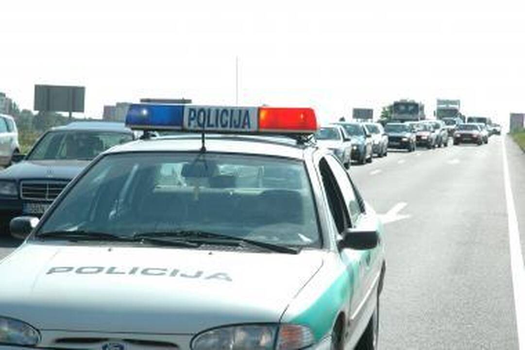 Netoli Jakų žiedo susidūrė keturi automobiliai