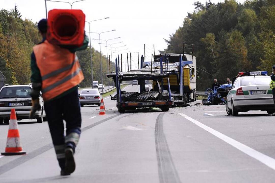 Avarija autostradoje prie Kauno: vilkikas sutraiškė „Fiestą“