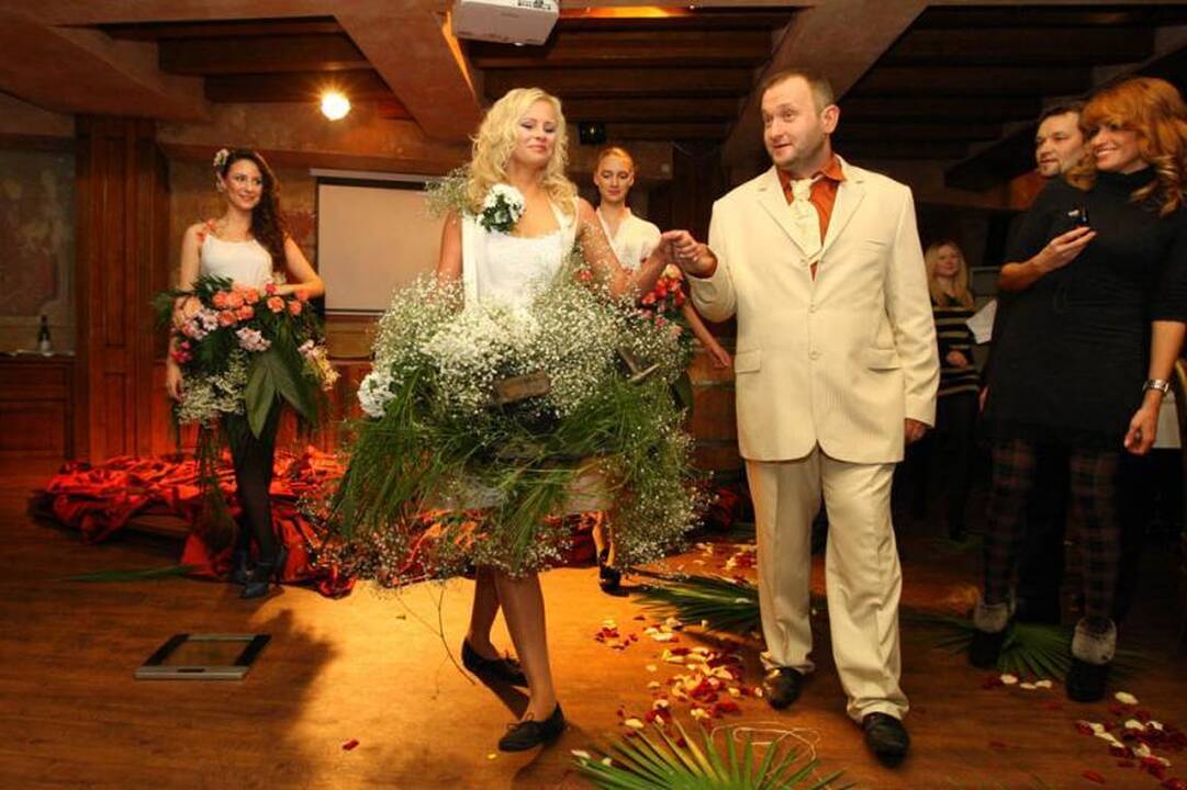 Jaunosios suknelė iš kanalizacijos dangčių svėrė 74 kilogramus