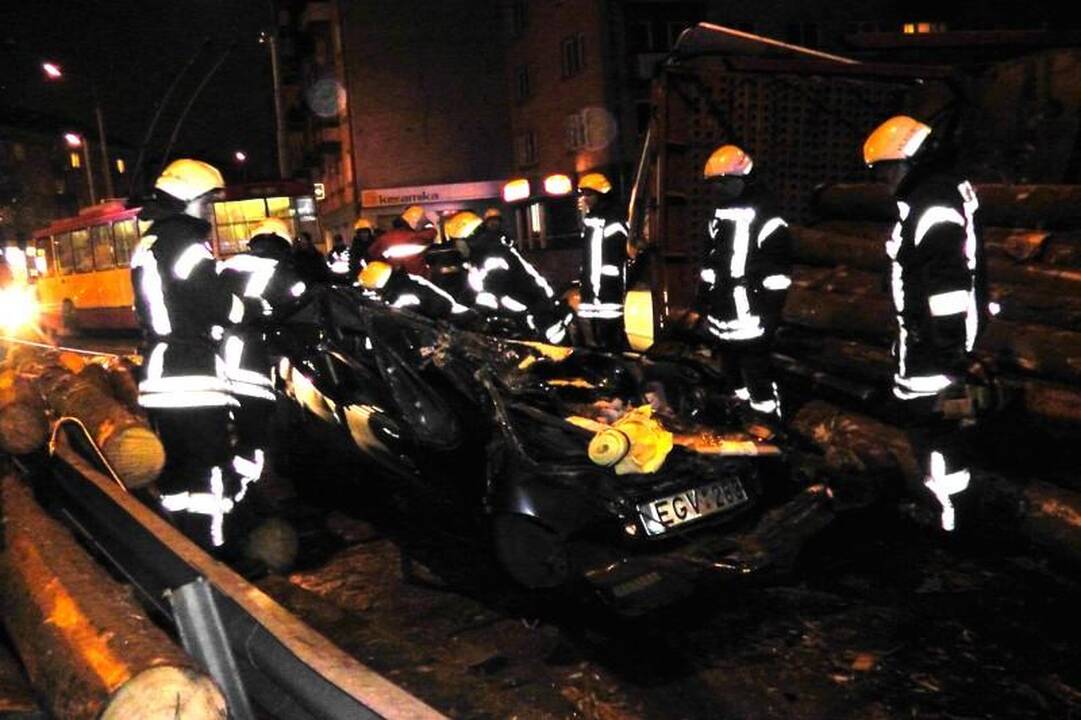 Vilniuje vilkikas prispaudė du lengvuosius automobilius (atnaujinta)