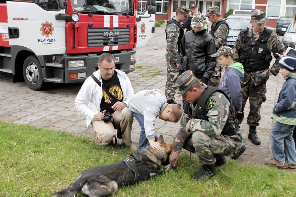 Uostamiesčio moksleiviai triukšmingai pasitiko vasarą 