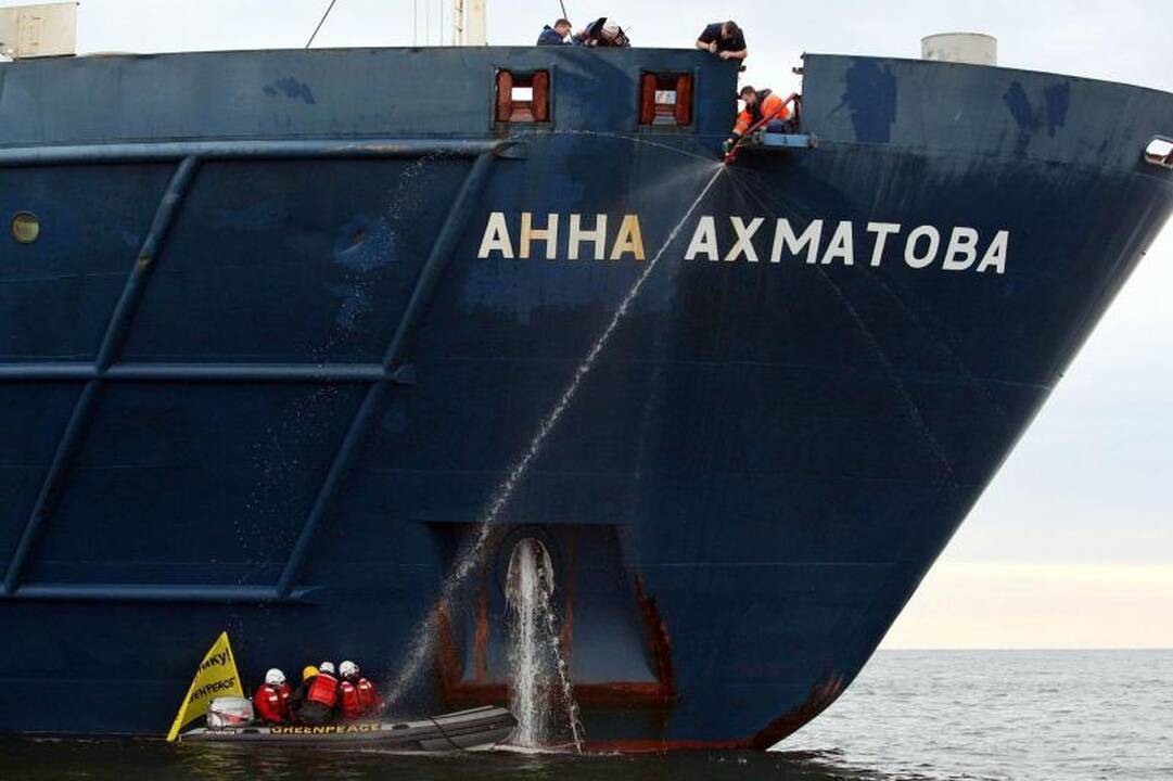 „Greenpeace“ vėl surengė reidą prieš Rusijos naftos platformą Arktyje