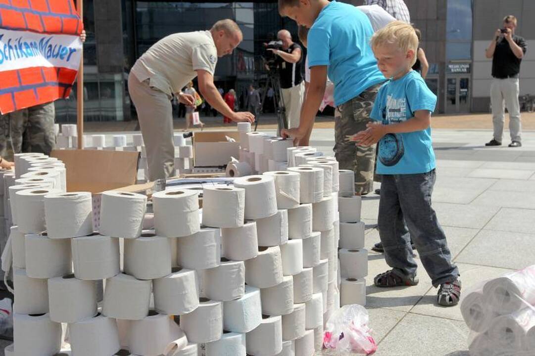 Europos aikštėje – tualetinė protesto akcija