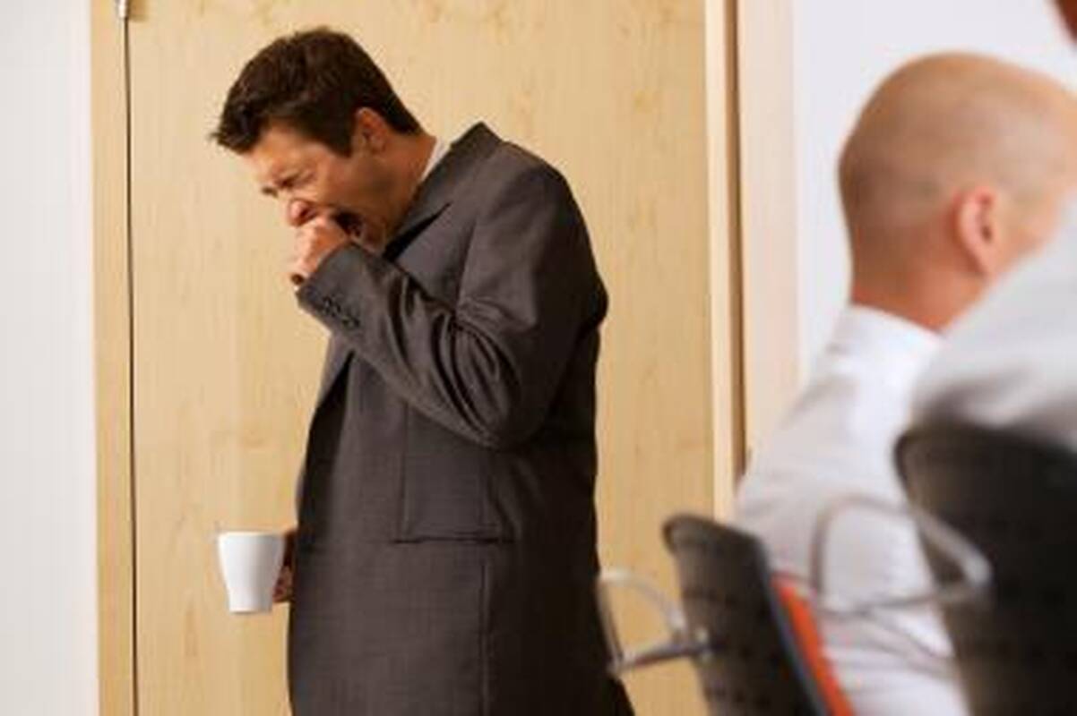 Ministerija siūlo už pirmąsias septynias darbuotojo ligos dienas mokėti darbdaviui