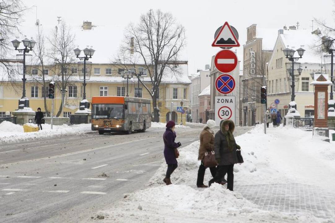 Tiltų gatvė piko valandomis – visiems automobiliams