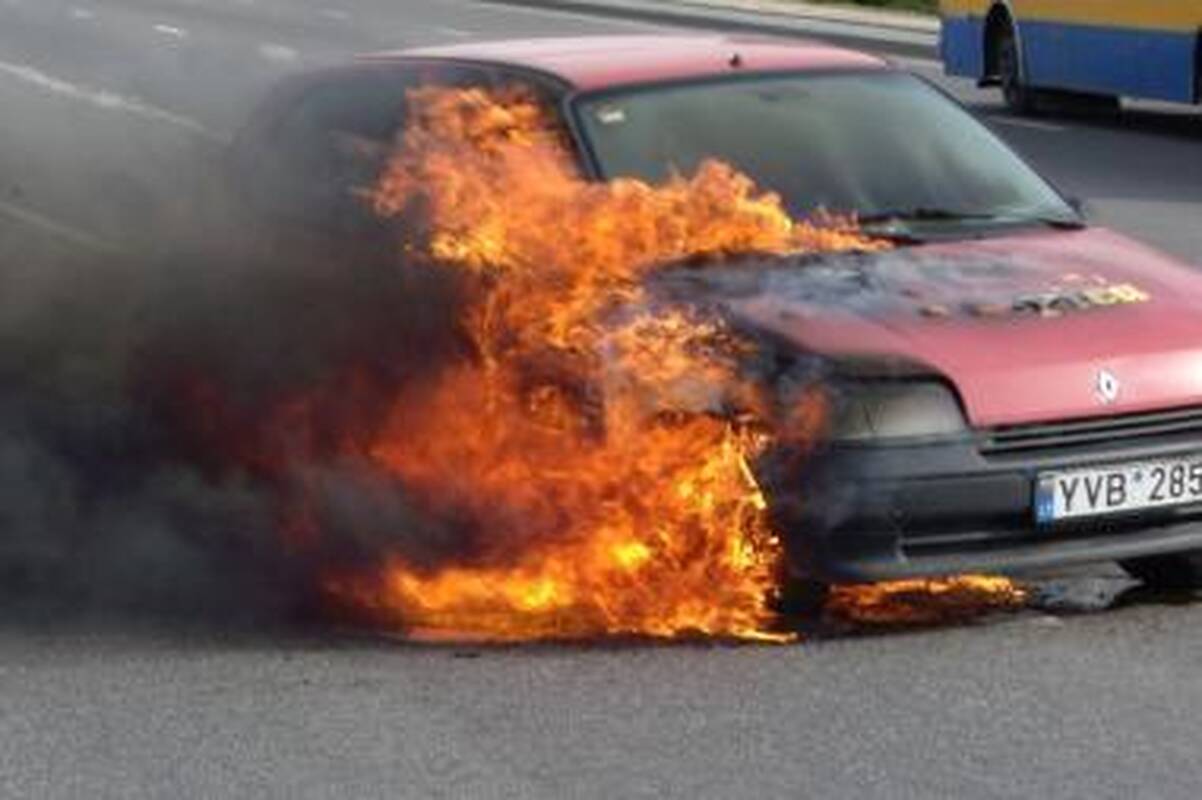 Vilniuje dega mašinos ir šiukšlės