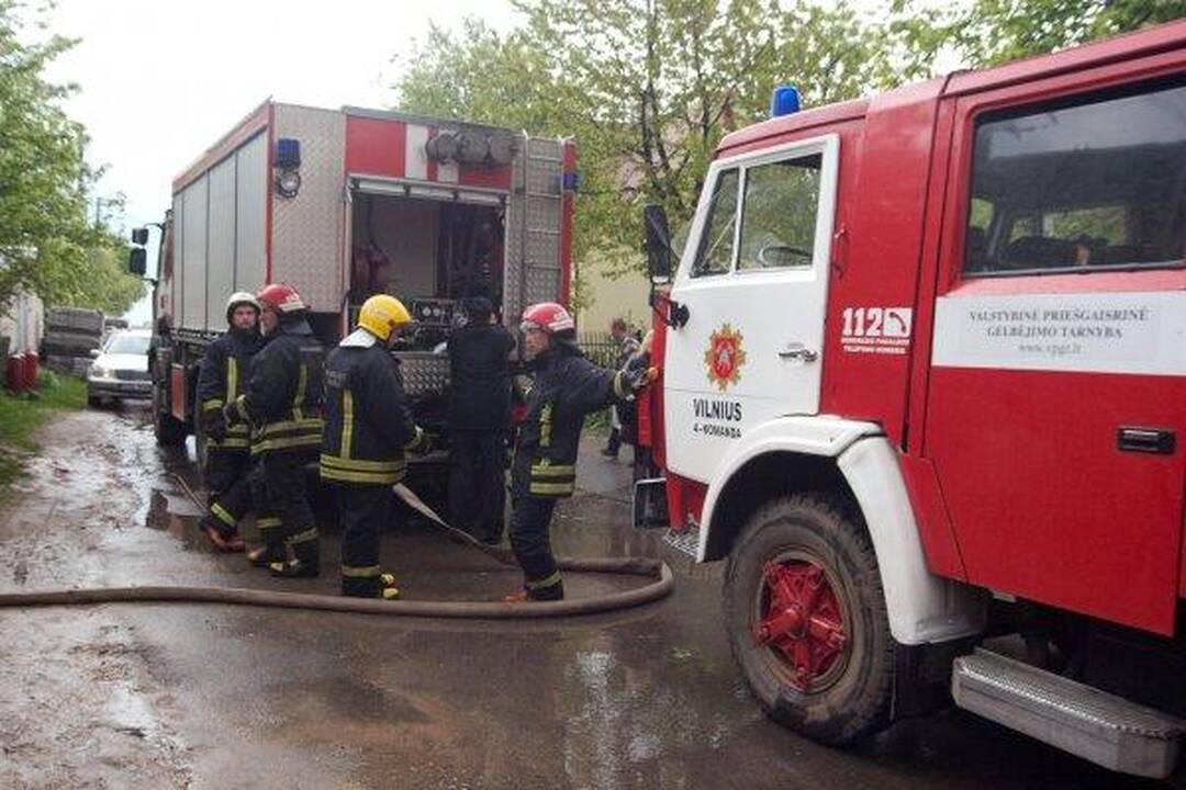 Vilniuje žaibas padegė namą