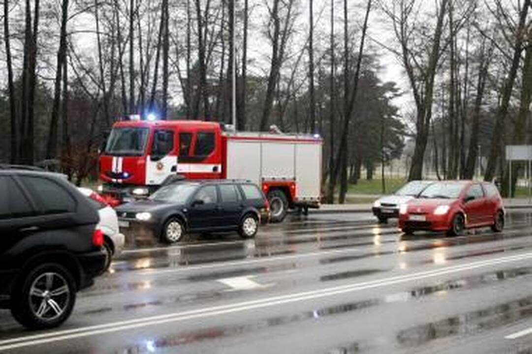 Ugniagesiai gelbėjo automobiliuose įkalintus žmones