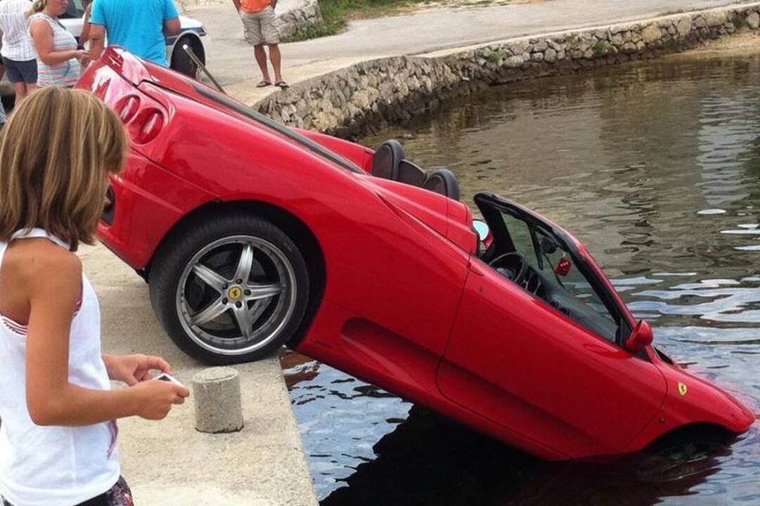 „Ferrari“ pakibo virš vandens dėl nesuveikusių stabdžių (foto)