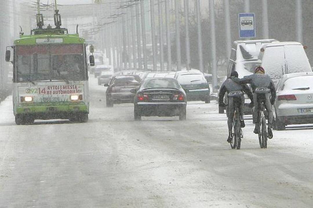 Sniegas apsunkino eismo sąlygas, bet gatvės dar nevalomos   