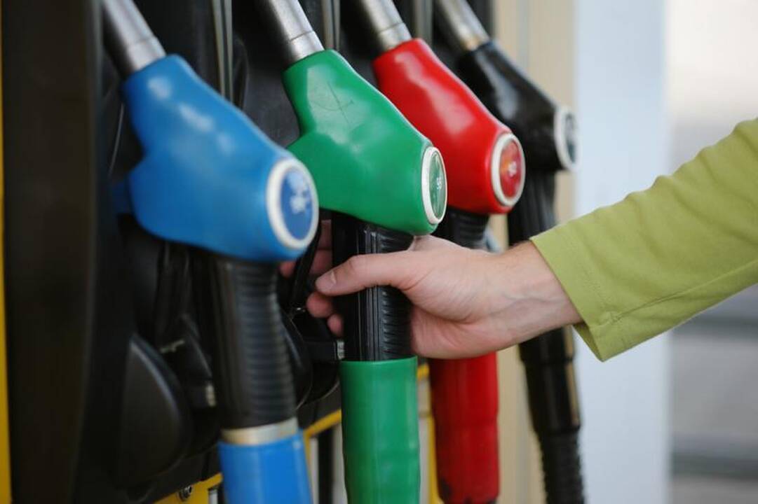 Vyriausybei pateiktos įstatymo pataisos atpigins degalus