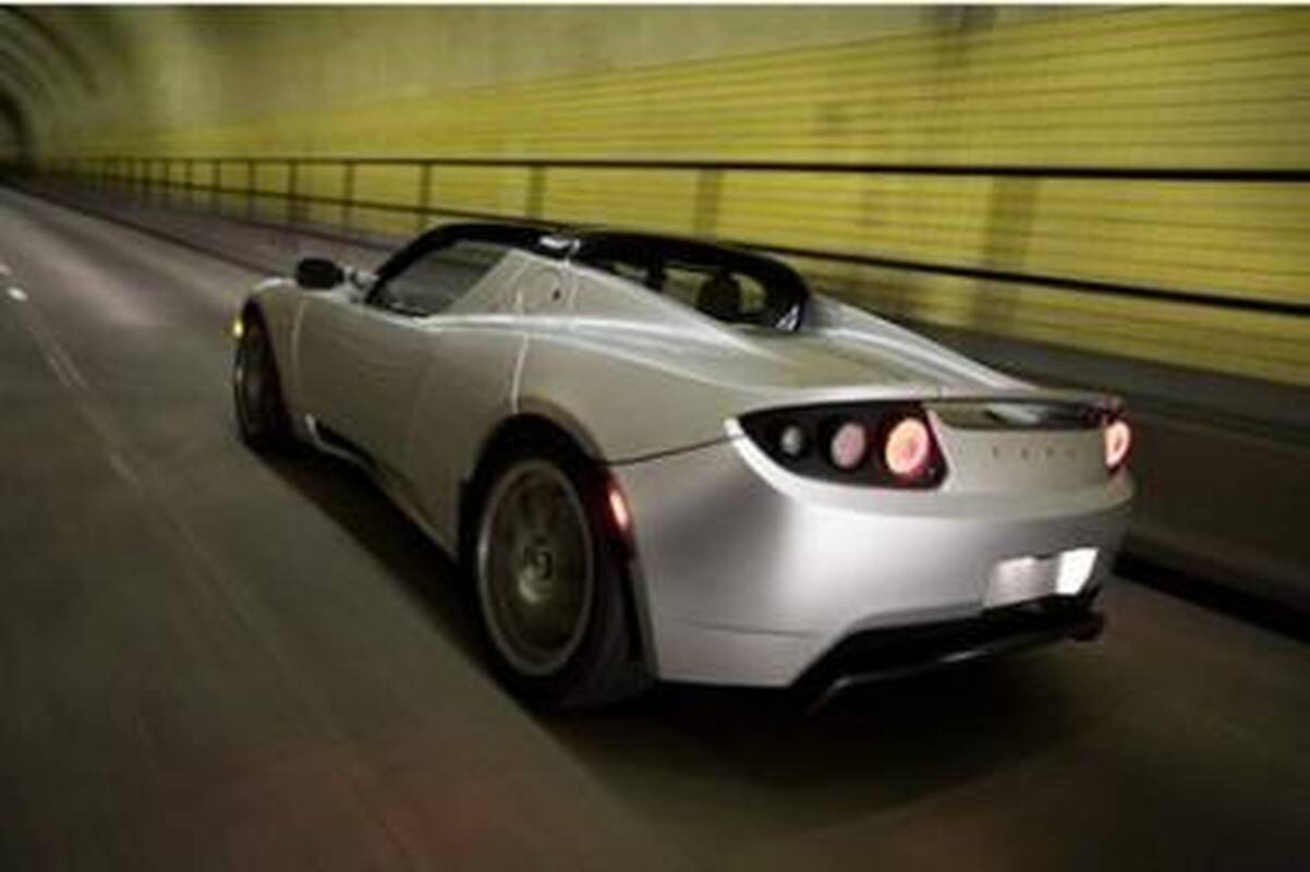 „Tesla" rinką užkariaus elektriniais automobiliais