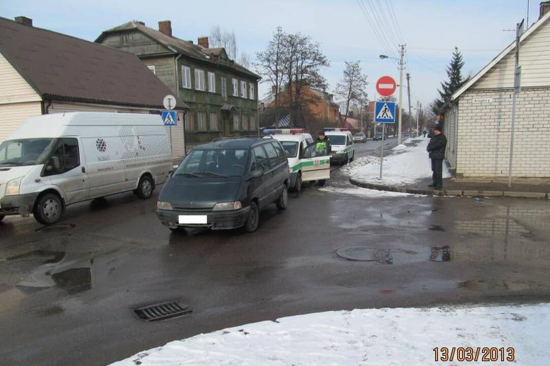Pėsčiųjų perėjoje Kaune partrenktos dvi mažametės