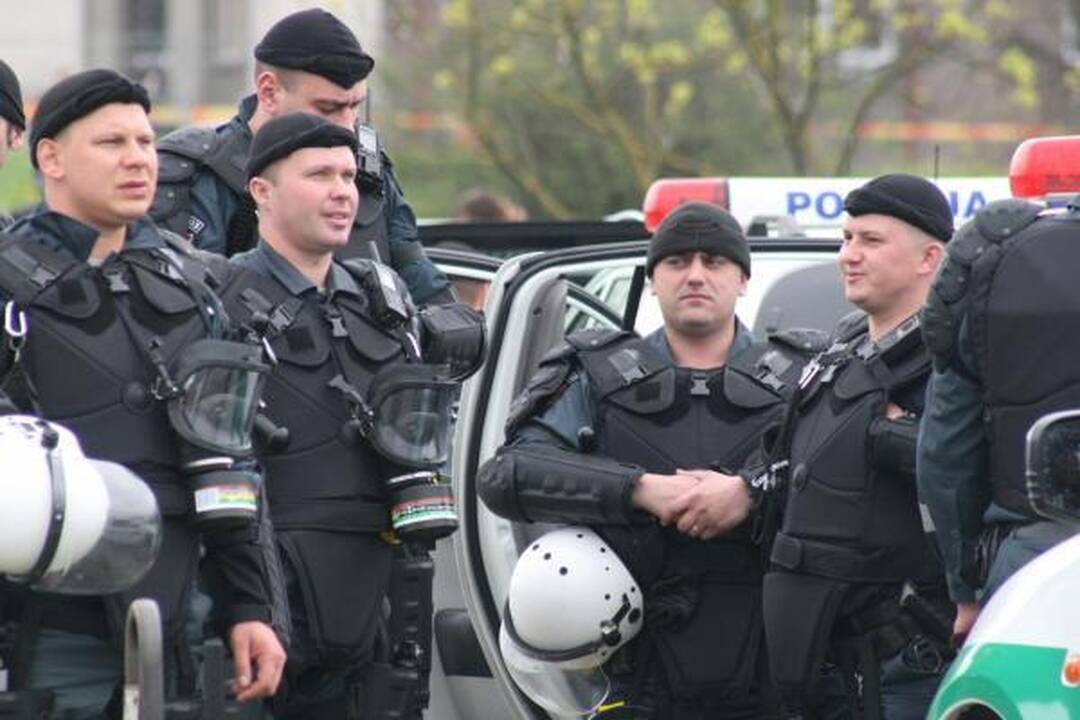 Po eitynių - riaušės. P.Gražulis ir K.Uoka išvesdinti jėga