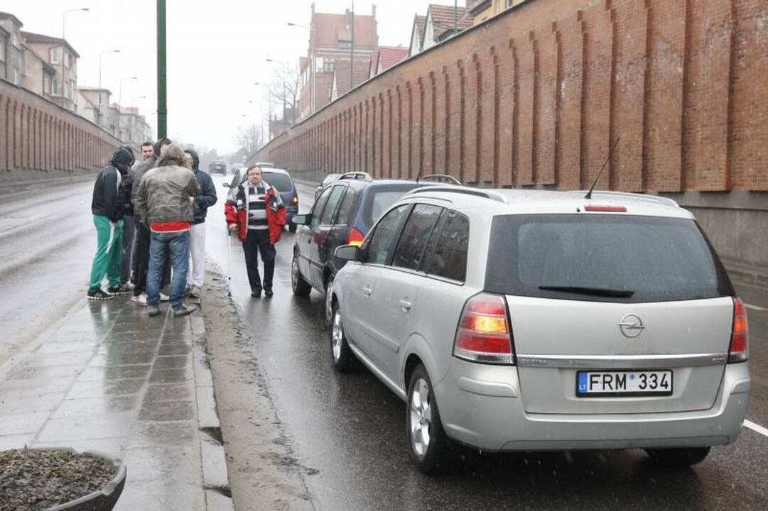 Klaipėdoje prie viaduko susidūrė trys mašinos