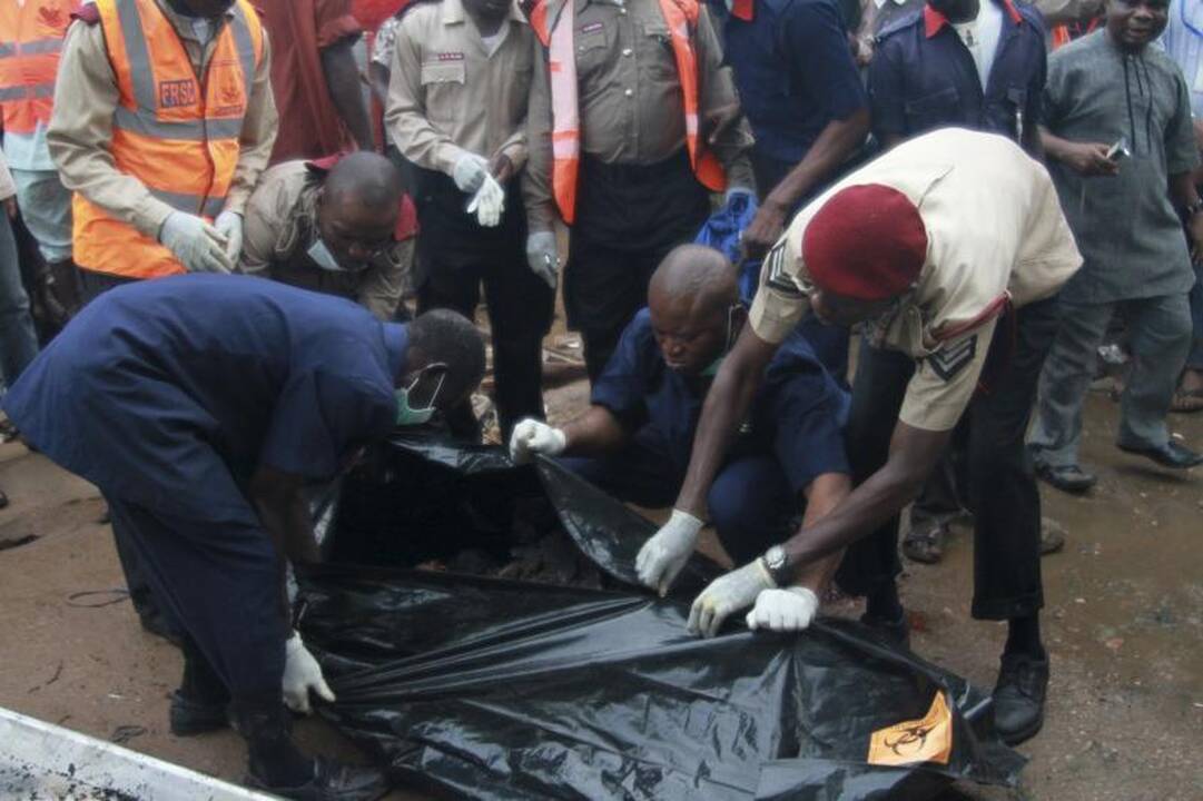 Nigerijoje nukritus keleiviniam lėktuvui veikiausiai žuvo 153 žmonės