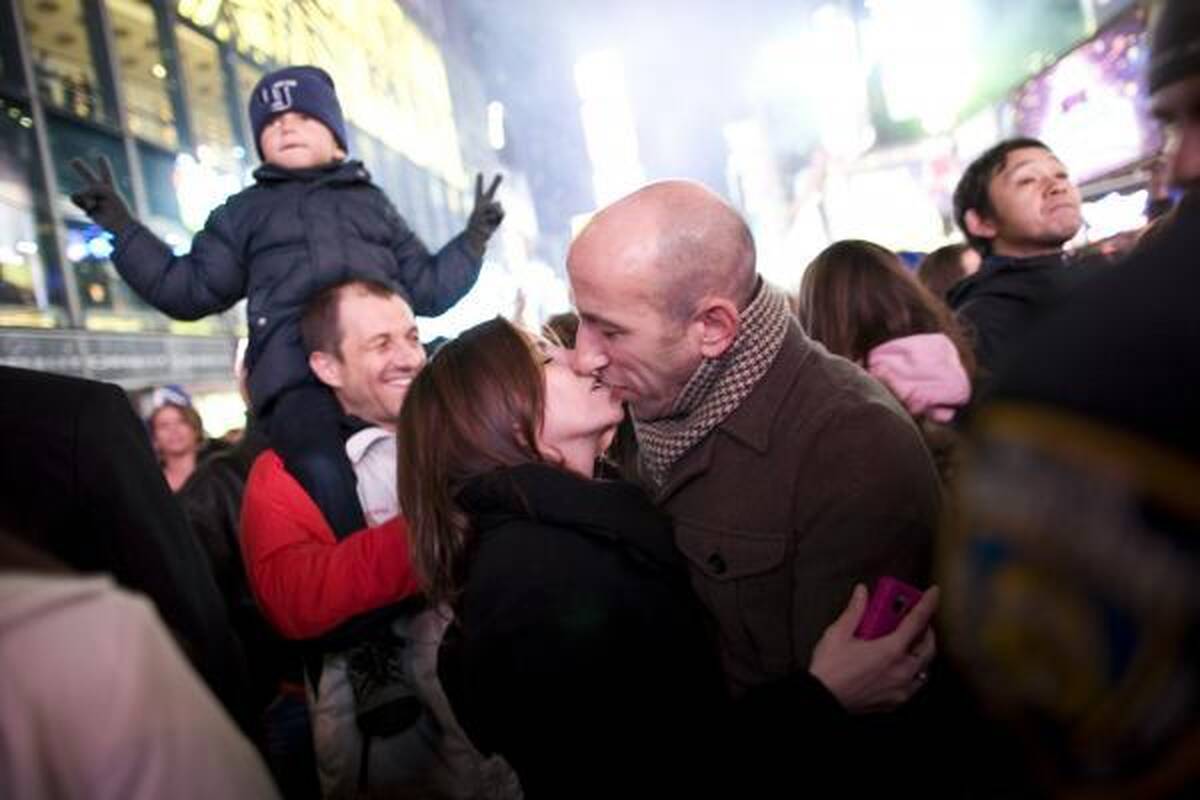 2011 metų pradžią pasaulyje pažymėjo masinės linksmybės ir žemės drebėjimas