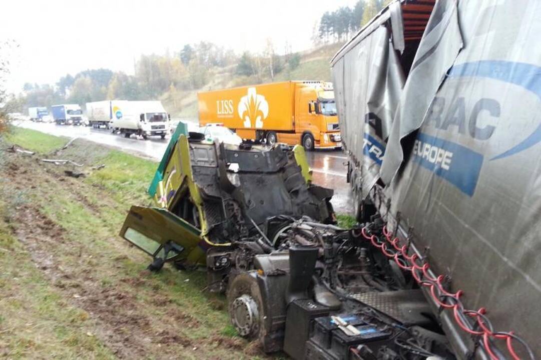 Magistralėje „Via Baltica“ nuvirto vilkikas, kilo spūstys