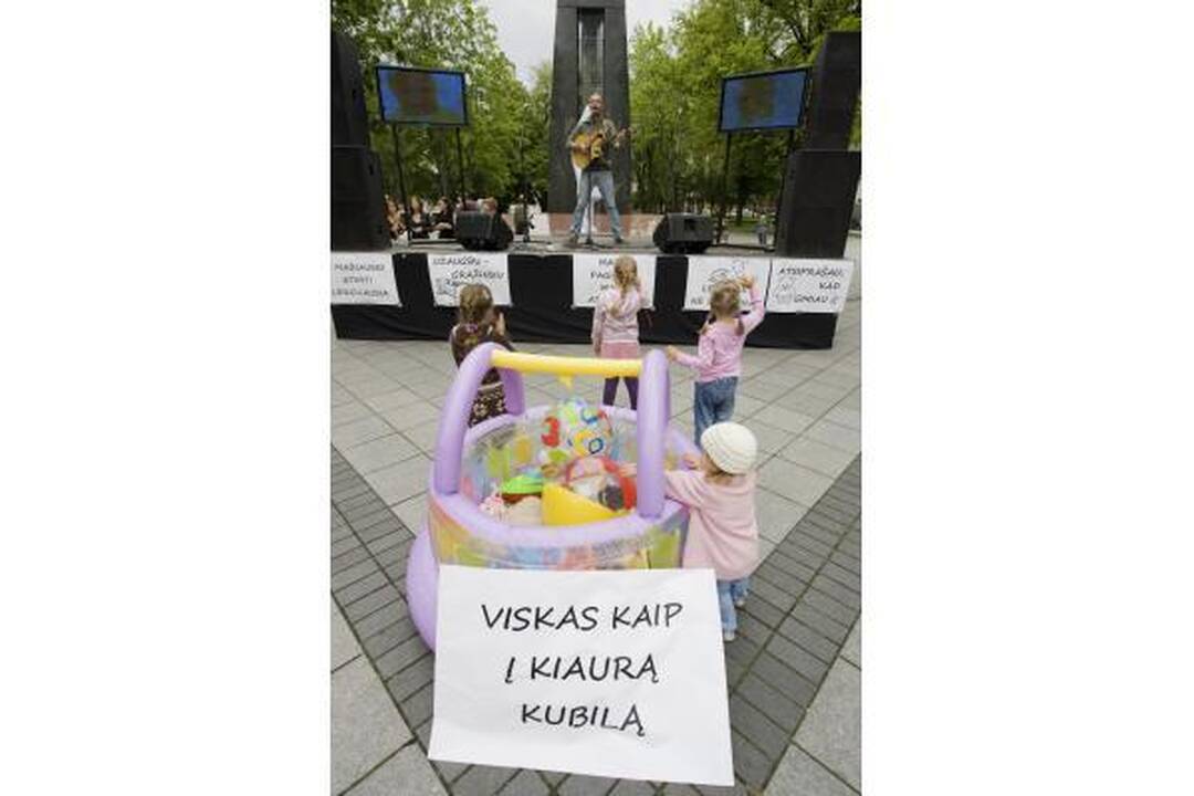 Protestuojantys tėvai: iš mažiausio atimti lengviausia