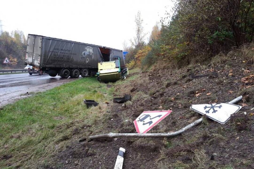 Magistralėje „Via Baltica“ nuvirto vilkikas, kilo spūstys