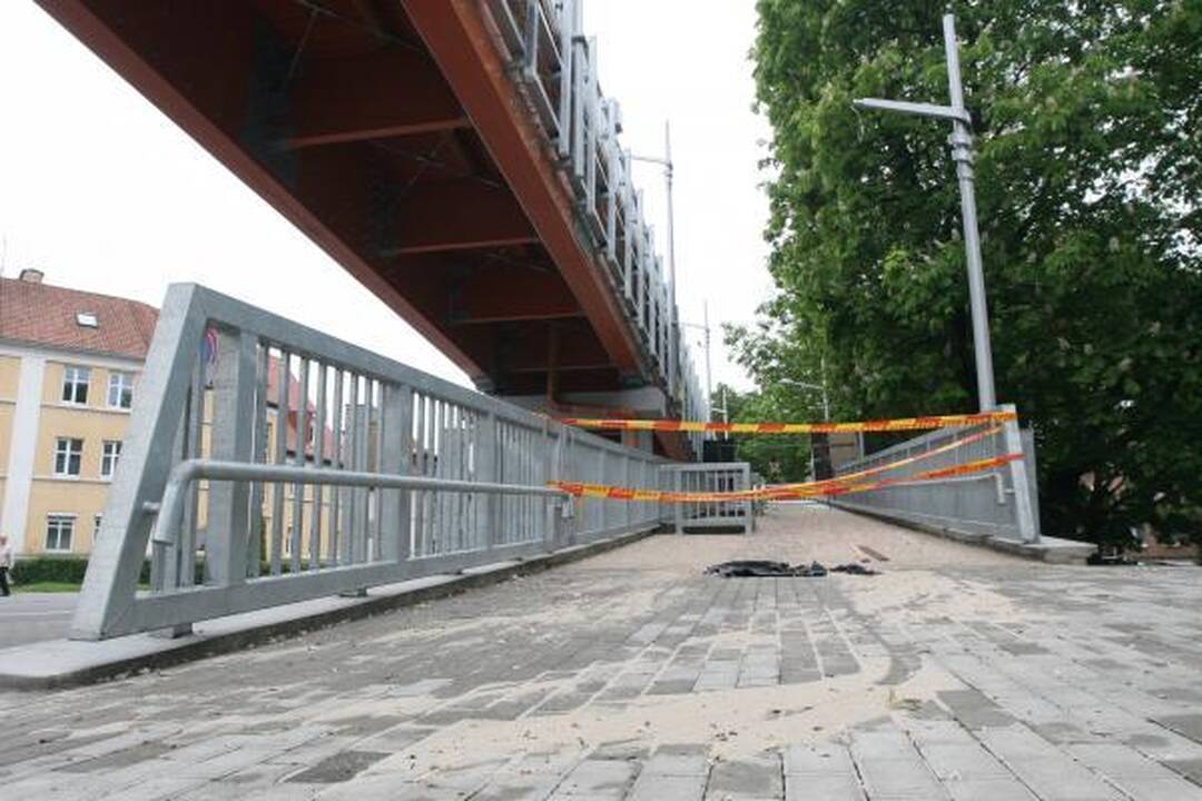 Tinkamu naudoti pėsčiųjų tiltu vaikščioti draudžiama
