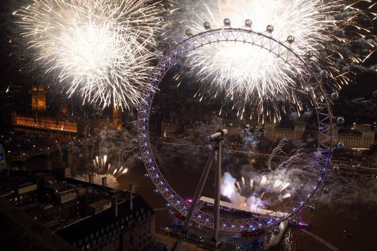 2011 metų pradžią pasaulyje pažymėjo masinės linksmybės ir žemės drebėjimas